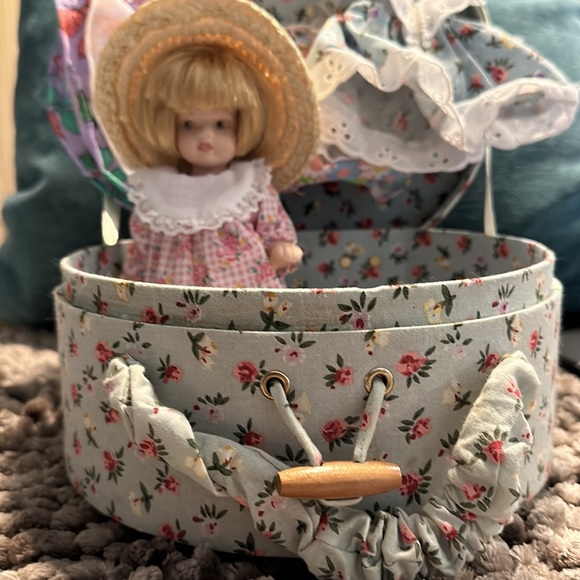 DOLL in a suitcase box with a set of dresses - Picture 8 of 15